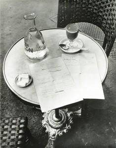 André Kertész: Ady versének kézirata egy párizsi presszó asztalán (A Párizsban járt az õsz címû vers kézirata). Párizs, 1932